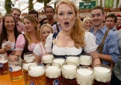 Hòa mình vào Lễ hội bia Đức Oktoberfest 2015