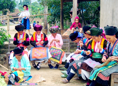 Ngày hội “Tinh tế cùng thổ cẩm của người Mông” tại Hà Nội