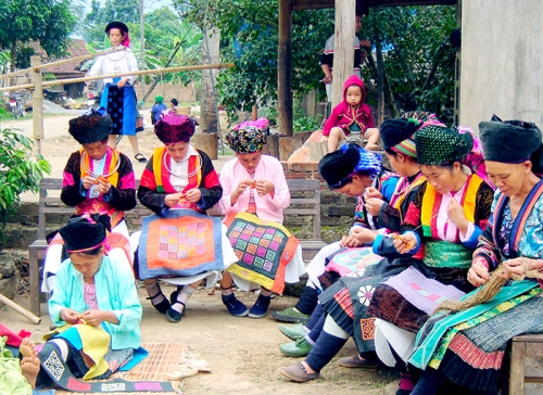 https://haivanxanh.com/wp-content/uploads/images/ngay-hoi-tho-cam-hmong.jpg?utm_source=chatgpt.com