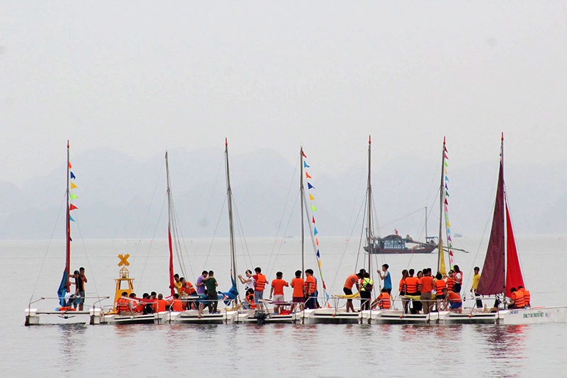 Trải nghiệm thuyền buồm trên vịnh Hạ Long
